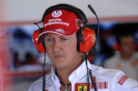 Ikke nok med at han er blevet upopulær hos de italienske tifosis, Michael Schumacher er heller ikke velkommen hos Mercedez-Benz' bestyrelse